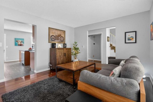 348 Midlake Boulevard Se, Calgary, AB - Indoor Photo Showing Living Room