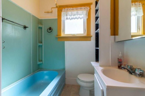 1826 5 Avenue North, Lethbridge, AB - Indoor Photo Showing Bathroom