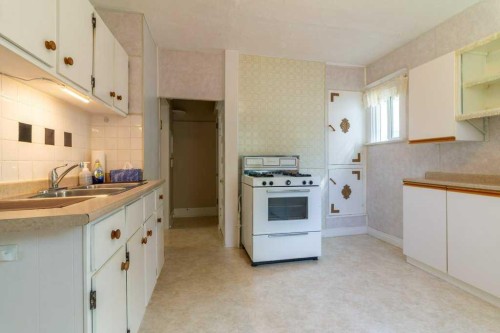 1826 5 Avenue North, Lethbridge, AB - Indoor Photo Showing Kitchen With Double Sink