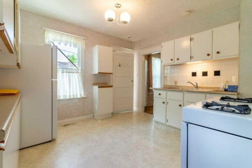 1826 5 Avenue North, Lethbridge, AB - Indoor Photo Showing Kitchen