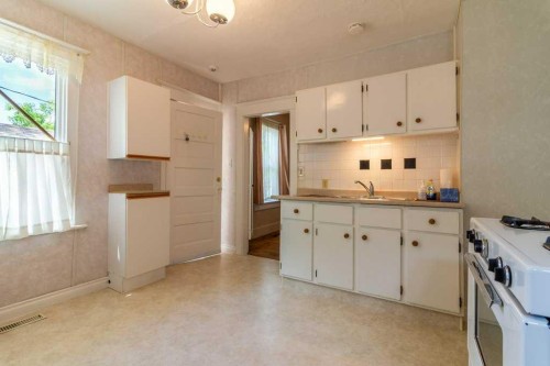 1826 5 Avenue North, Lethbridge, AB - Indoor Photo Showing Kitchen