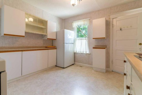 1826 5 Avenue North, Lethbridge, AB - Indoor Photo Showing Kitchen
