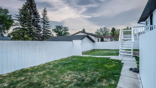 172 Pinewind Road Ne, Calgary, AB - Outdoor