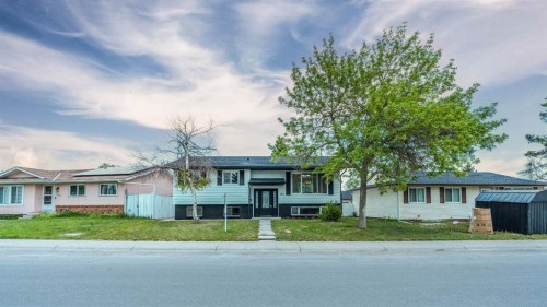 172 Pinewind Road Ne, Calgary, AB - Outdoor With Facade