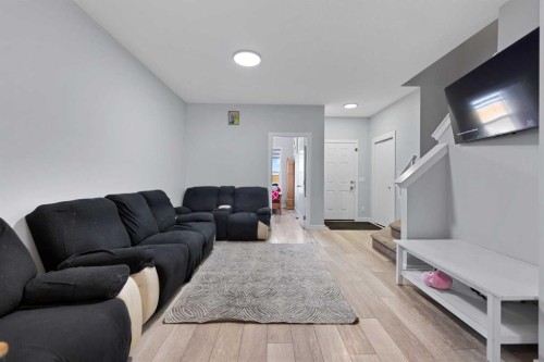 123 Corner Glen Drive Ne, Calgary, AB - Indoor Photo Showing Living Room