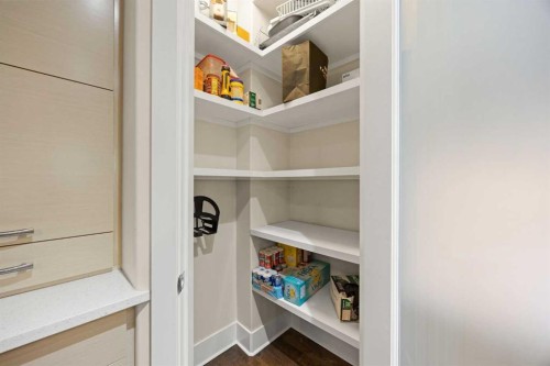 729 4 Street Nw, Calgary, AB - Indoor With Storage