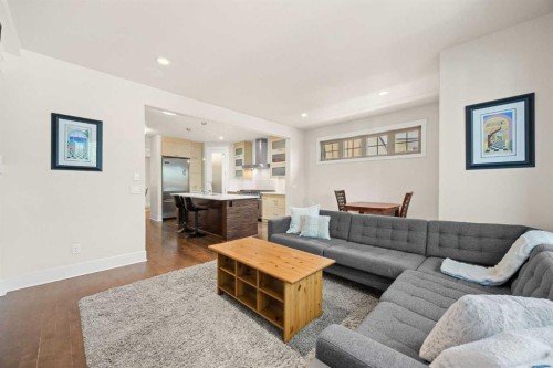 729 4 Street Nw, Calgary, AB - Indoor Photo Showing Living Room