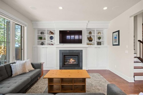 729 4 Street Nw, Calgary, AB - Indoor Photo Showing Living Room With Fireplace