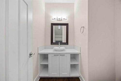 729 4 Street Nw, Calgary, AB - Indoor Photo Showing Bathroom