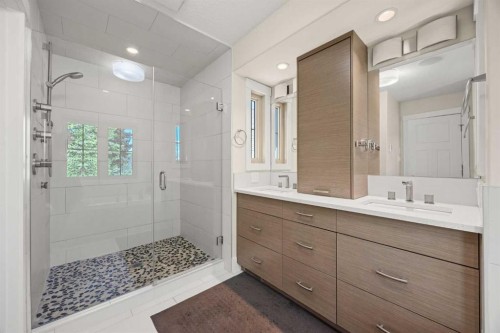 729 4 Street Nw, Calgary, AB - Indoor Photo Showing Bathroom