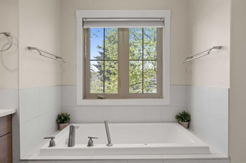 729 4 Street Nw, Calgary, AB - Indoor Photo Showing Bathroom
