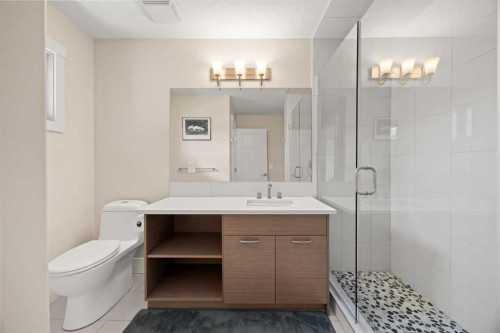 729 4 Street Nw, Calgary, AB - Indoor Photo Showing Bathroom