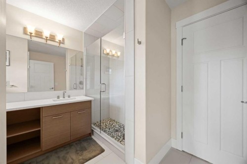 729 4 Street Nw, Calgary, AB - Indoor Photo Showing Bathroom