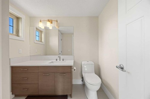 729 4 Street Nw, Calgary, AB - Indoor Photo Showing Bathroom