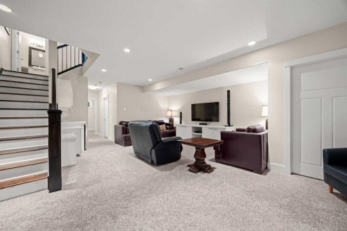 729 4 Street Nw, Calgary, AB - Indoor Photo Showing Other Room