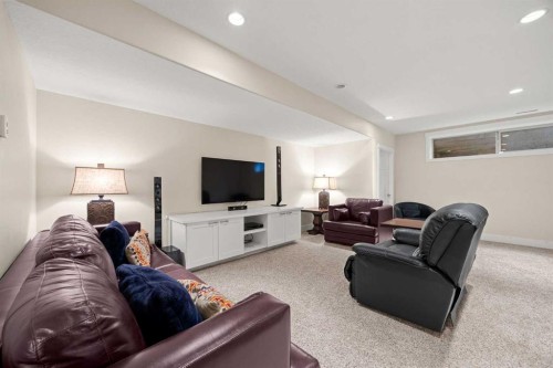 729 4 Street Nw, Calgary, AB - Indoor Photo Showing Living Room