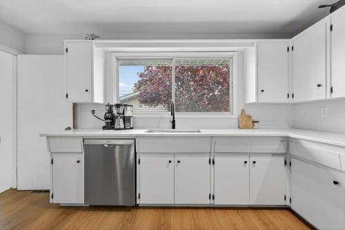 1632 Robson Crescent Se, Calgary, AB - Indoor Photo Showing Kitchen