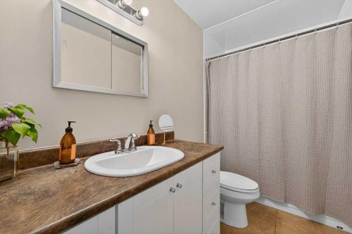 1632 Robson Crescent Se, Calgary, AB - Indoor Photo Showing Bathroom