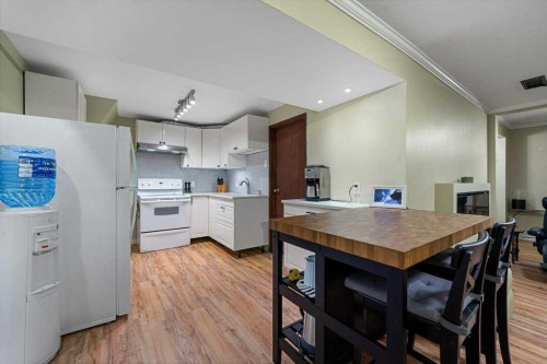 1632 Robson Crescent Se, Calgary, AB - Indoor Photo Showing Kitchen