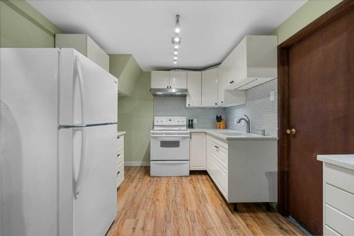 1632 Robson Crescent Se, Calgary, AB - Indoor Photo Showing Kitchen