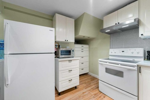 1632 Robson Crescent Se, Calgary, AB - Indoor Photo Showing Kitchen