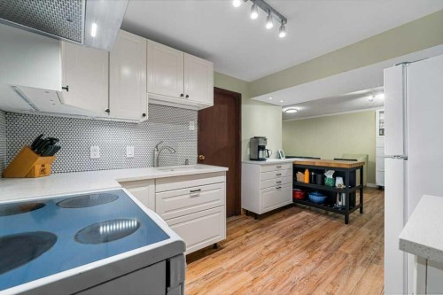 1632 Robson Crescent Se, Calgary, AB - Indoor Photo Showing Kitchen