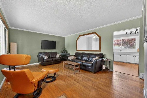 1632 Robson Crescent Se, Calgary, AB - Indoor Photo Showing Living Room