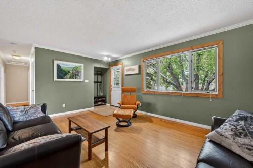 1632 Robson Crescent Se, Calgary, AB - Indoor Photo Showing Living Room