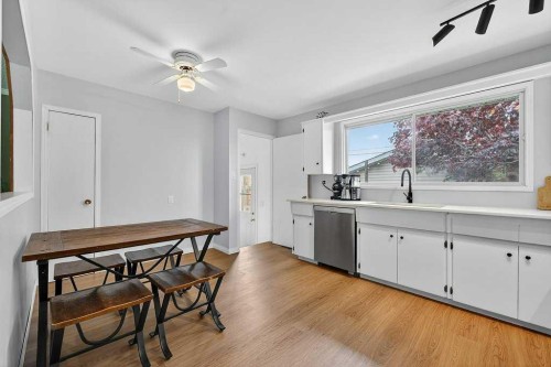1632 Robson Crescent Se, Calgary, AB - Indoor Photo Showing Kitchen
