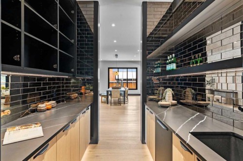 1016 Beverley Boulevard Sw, Calgary, AB - Indoor Photo Showing Kitchen