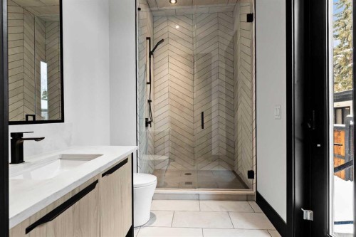 1016 Beverley Boulevard Sw, Calgary, AB - Indoor Photo Showing Bathroom