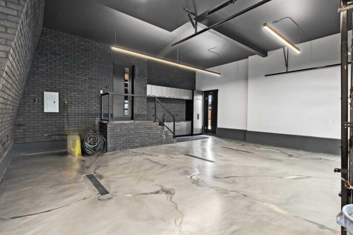 1016 Beverley Boulevard Sw, Calgary, AB - Indoor Photo Showing Garage