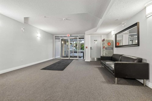 310-1631 28 Avenue Sw, Calgary, AB - Indoor Photo Showing Other Room
