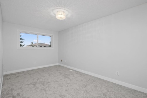86-203 Lynnview Road Se, Calgary, AB - Indoor Photo Showing Bedroom