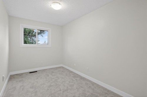 86-203 Lynnview Road Se, Calgary, AB - Indoor Photo Showing Bedroom
