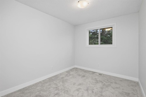 86-203 Lynnview Road Se, Calgary, AB - Indoor Photo Showing Bedroom