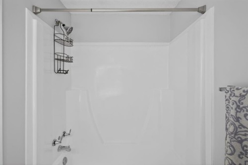 86-203 Lynnview Road Se, Calgary, AB - Indoor Photo Showing Bathroom