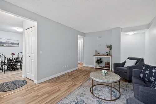 86-203 Lynnview Road Se, Calgary, AB - Indoor Photo Showing Living Room