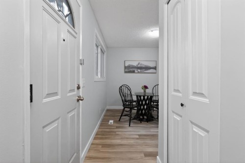 86-203 Lynnview Road Se, Calgary, AB - Indoor Photo Showing Living Room