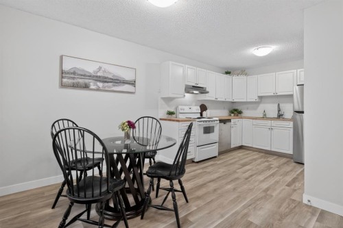 86-203 Lynnview Road Se, Calgary, AB - Indoor Photo Showing Dining Room