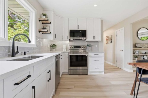 8343 48 Avenue Nw, Calgary, AB - Indoor Photo Showing Kitchen With Double Sink With Upgraded Kitchen