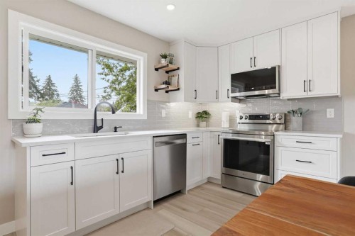 8343 48 Avenue Nw, Calgary, AB - Indoor Photo Showing Kitchen With Upgraded Kitchen