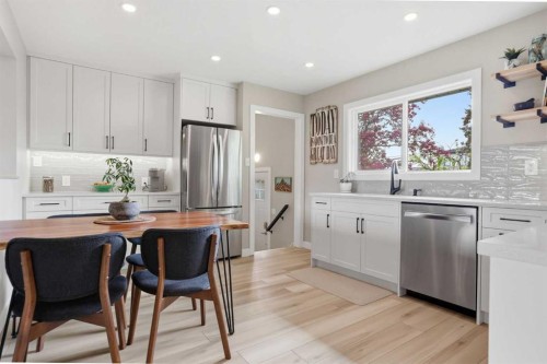 8343 48 Avenue Nw, Calgary, AB - Indoor Photo Showing Kitchen
