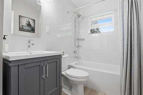 8343 48 Avenue Nw, Calgary, AB - Indoor Photo Showing Bathroom