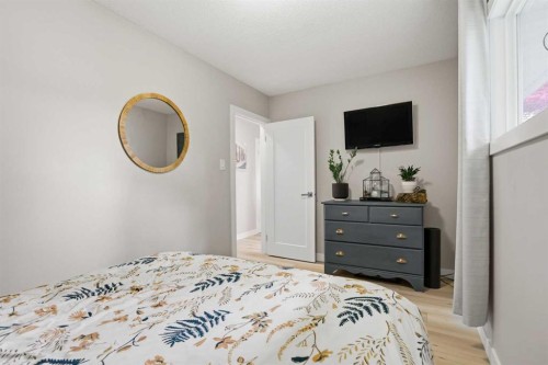 8343 48 Avenue Nw, Calgary, AB - Indoor Photo Showing Bedroom