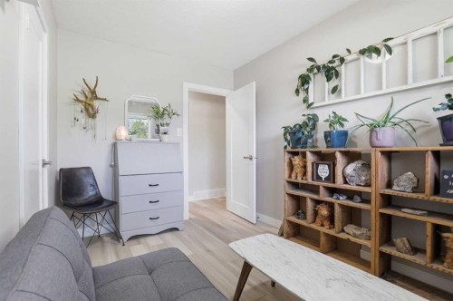 8343 48 Avenue Nw, Calgary, AB - Indoor