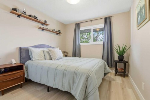 8343 48 Avenue Nw, Calgary, AB - Indoor Photo Showing Bedroom