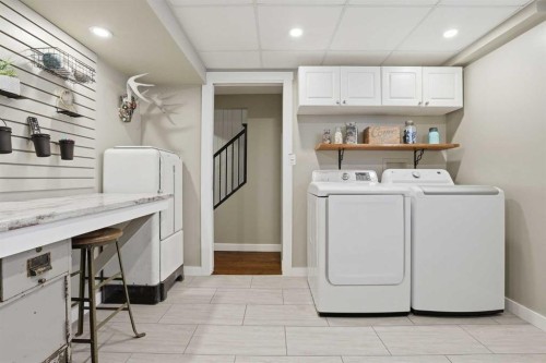 8343 48 Avenue Nw, Calgary, AB - Indoor Photo Showing Laundry Room