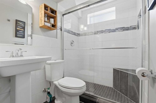 8343 48 Avenue Nw, Calgary, AB - Indoor Photo Showing Bathroom