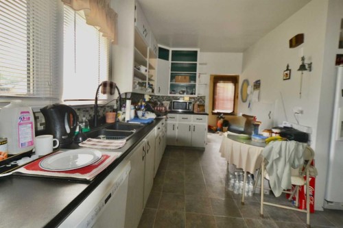 308 Walsh Avenue, Acme, AB - Indoor Photo Showing Kitchen With Double Sink